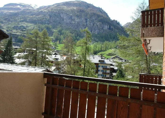 采尔马特蒙那特酒店 *